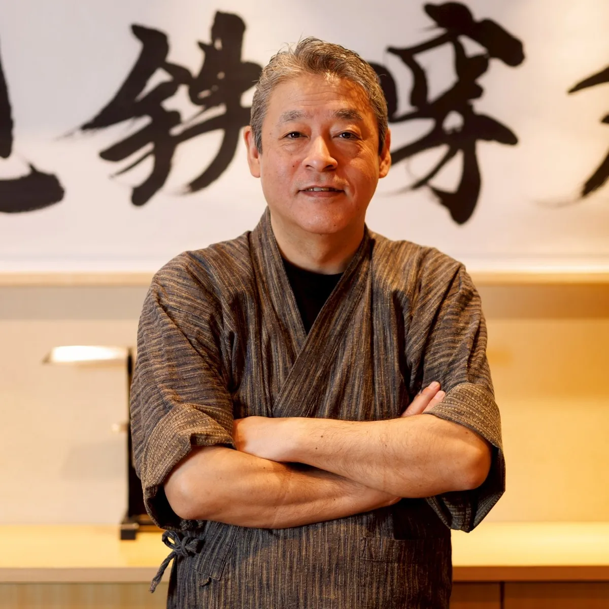 站在Sushi Kousuke吧檯前的大將
